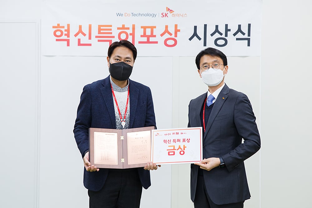 (왼쪽부터)SK하이닉스 미래기술연구원 김승범 TL, 지속경영담당 김윤욱 부사장.