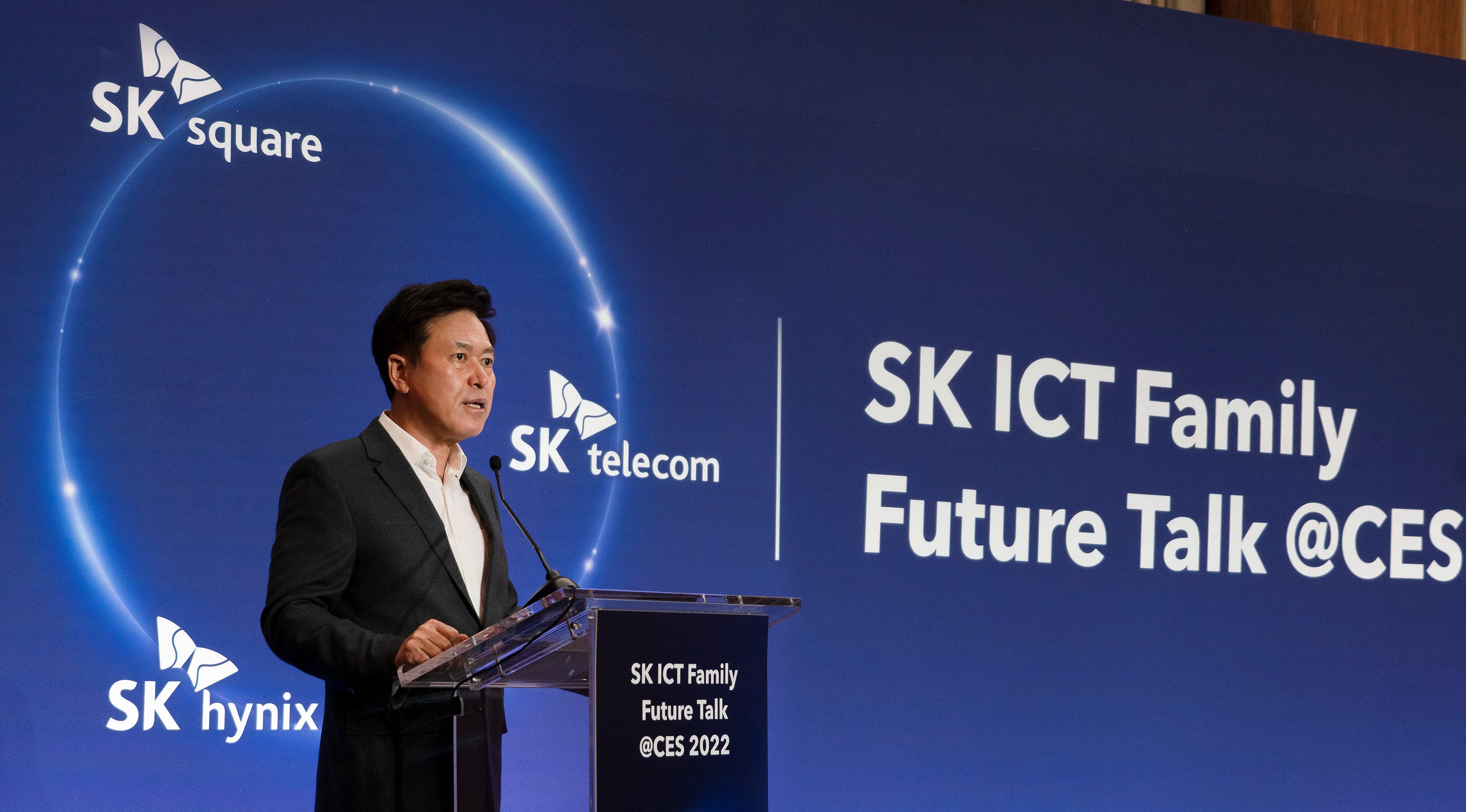 [사진1] 박정호 SK스퀘어 부회장이 CES 2022가 열린 미국 라스베이거스에서 기자 간담회를 갖고 ‘SK ICT 연합’의 비전을 발표하고 있다.
