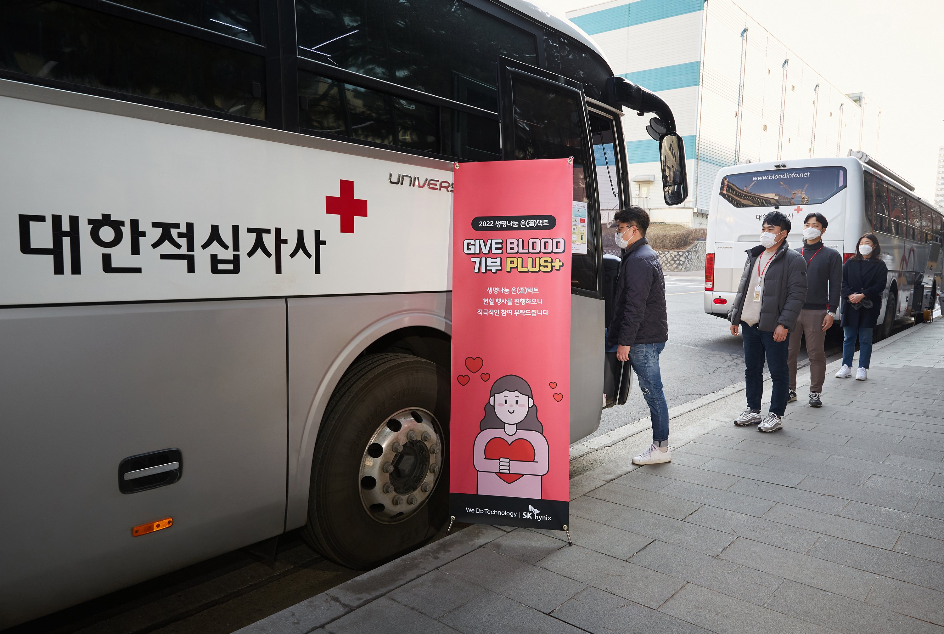 SK하이닉스 구성원들이 지난 8일 이천 캠퍼스에서 진행된 ‘생명나눔 온(溫)택트’ 헌혈 캠페인에 참여하기 위해 줄을 서고 있다.