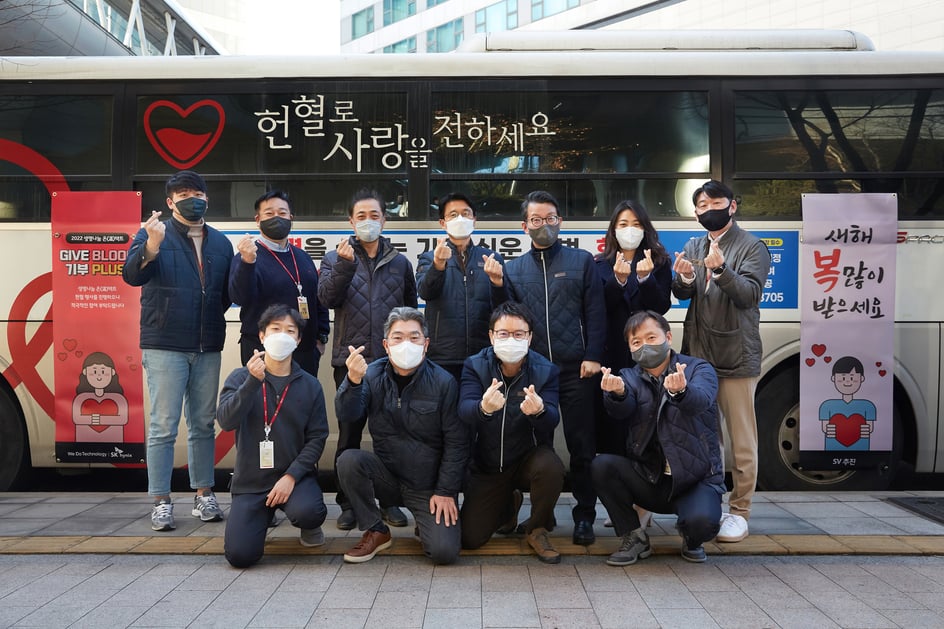 ▲ SK하이닉스 임원진과 구성원이 지난 8일 분당 캠퍼스에서 진행된 ‘생명나눔 온(溫)택트’ 헌혈 캠페인에 참여하고 있다.
