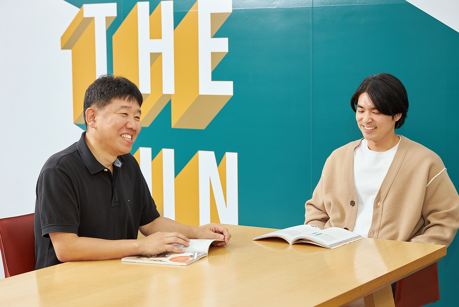 행복과 관련된 에피소드를 이야기하는 김현진 기정(왼쪽)과 들으면서 함께 웃고 있는 서민교 TL(오른쪽) 