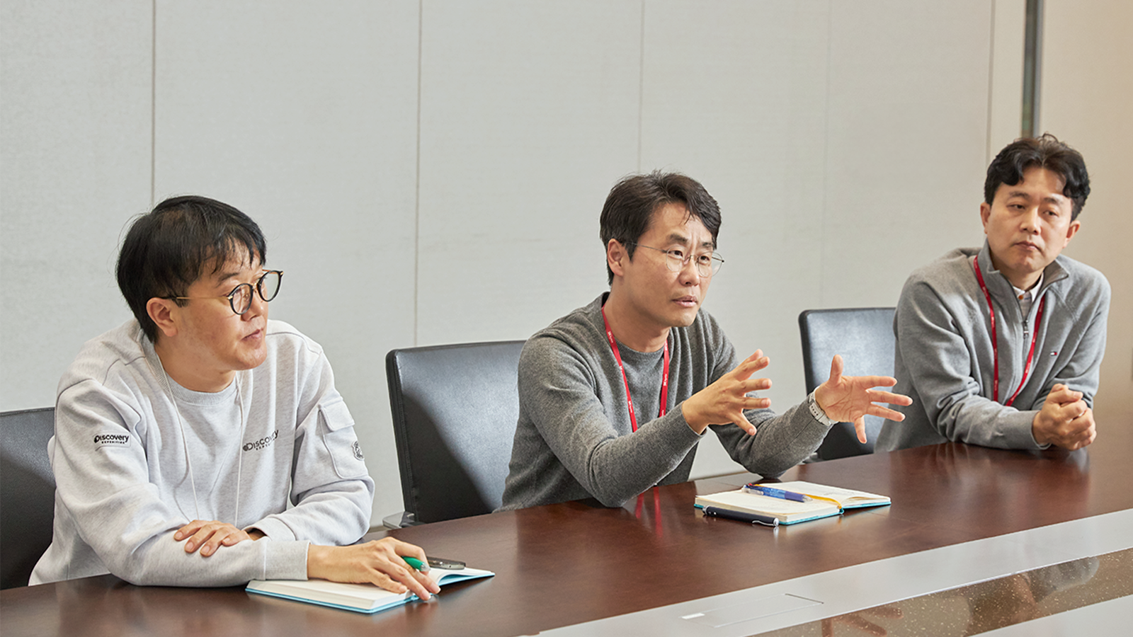 소재 재활용 분과 송환욱 TL, 송부섭 팀장, 정용준 TL(왼쪽부터)이 소재 재활용 기술과 관련해 회의하고 있다.