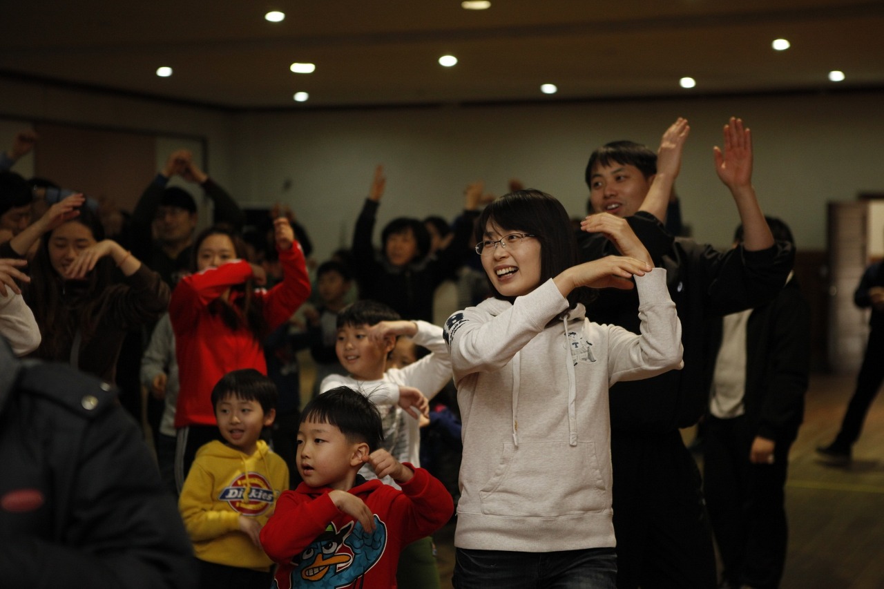 ‘심기신(心氣身) 힐링캠프’에 참가한 SK하이닉스 임직원과 가족 사진