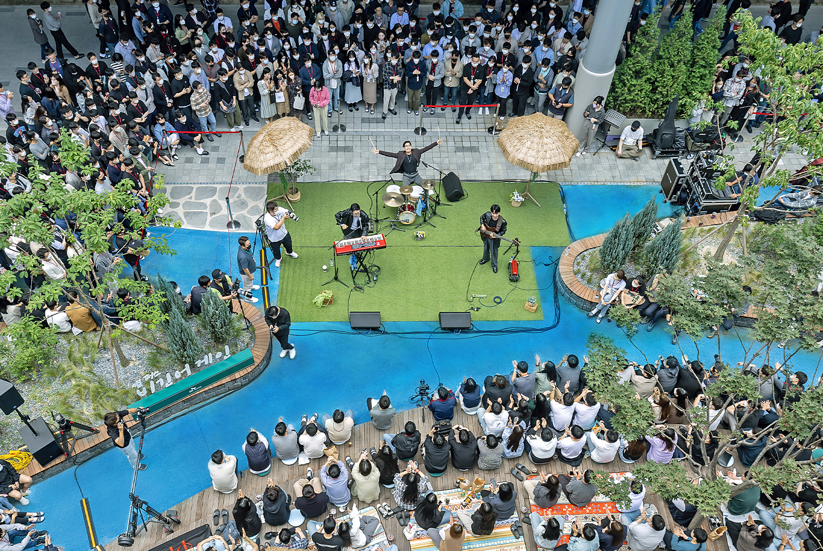 사내 공원 휴파크에서 SK하이닉스 구성원들이 비긴어게인 공연을 관람하고 있다.