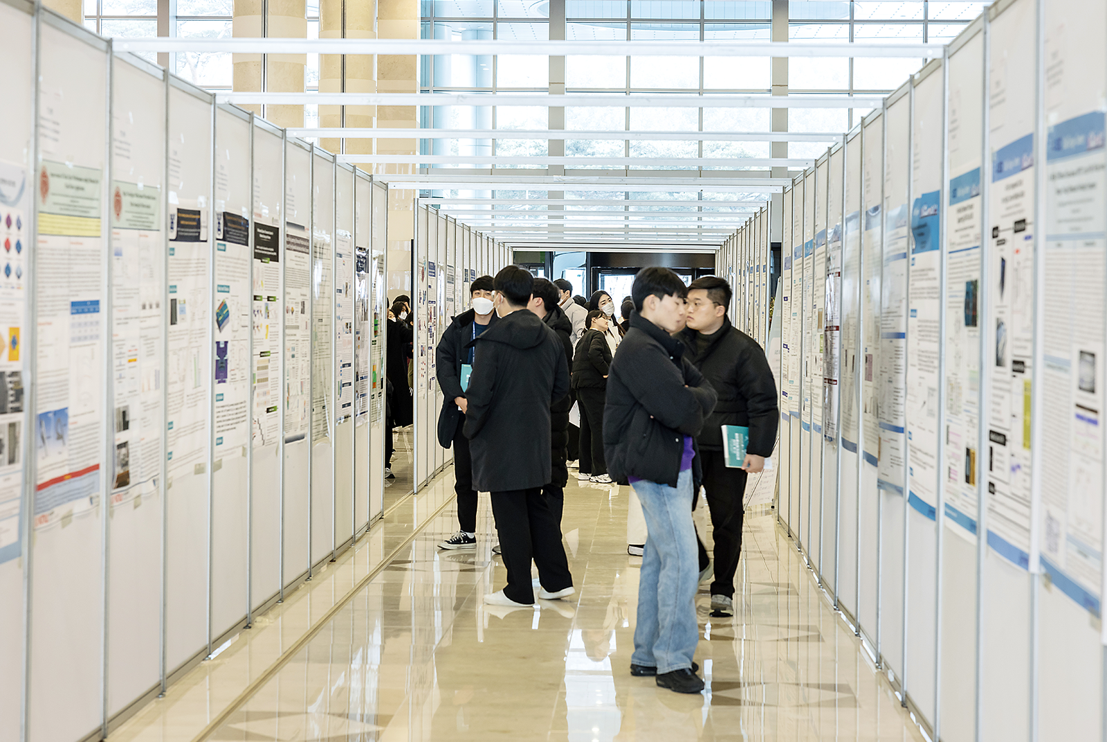 행사장 로비에 펼쳐진 Poster Session