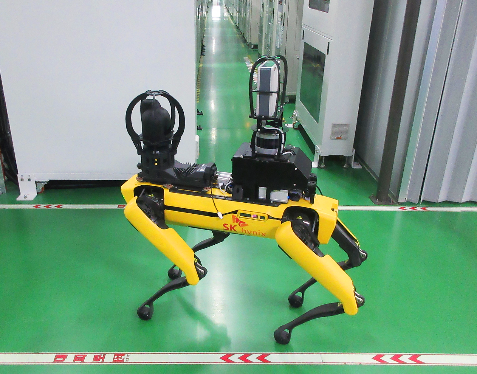 SK하이닉스의 4족 보행 로봇이 사업장 내 안전 검증을 위해 순찰하는 모습