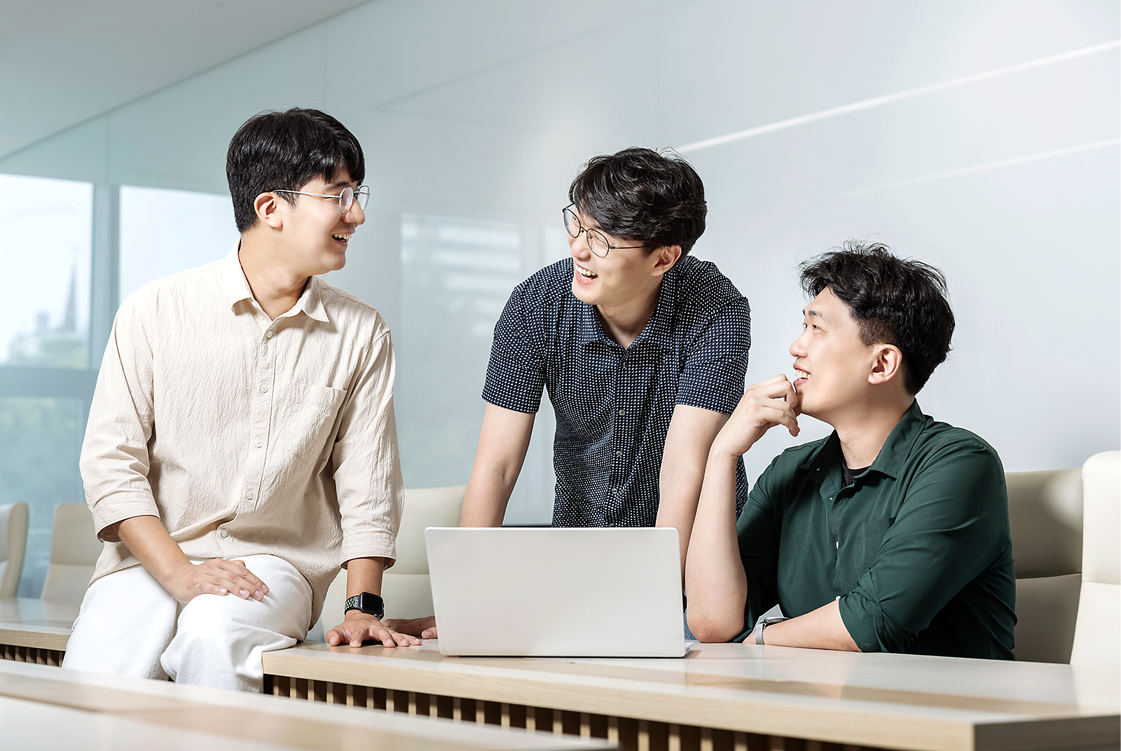 (왼쪽부터) 박재혁, 이우철, 우정욱 TL이 미래 반도체 연구에 임하는 자세에 대해 이야기하고 있다