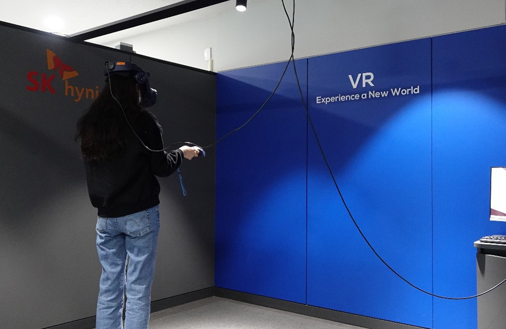 교육생이 장비 기술 VR입문 교육과정을 학습하는 모습