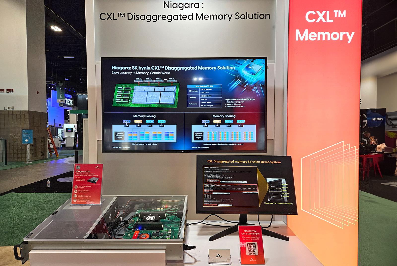 ‘슈퍼컴퓨팅 2023’ 행사 내 SK하이닉스 부스에 시연되고 있는 CXL 풀드 메모리 솔루션과 CXL 기반 CMS