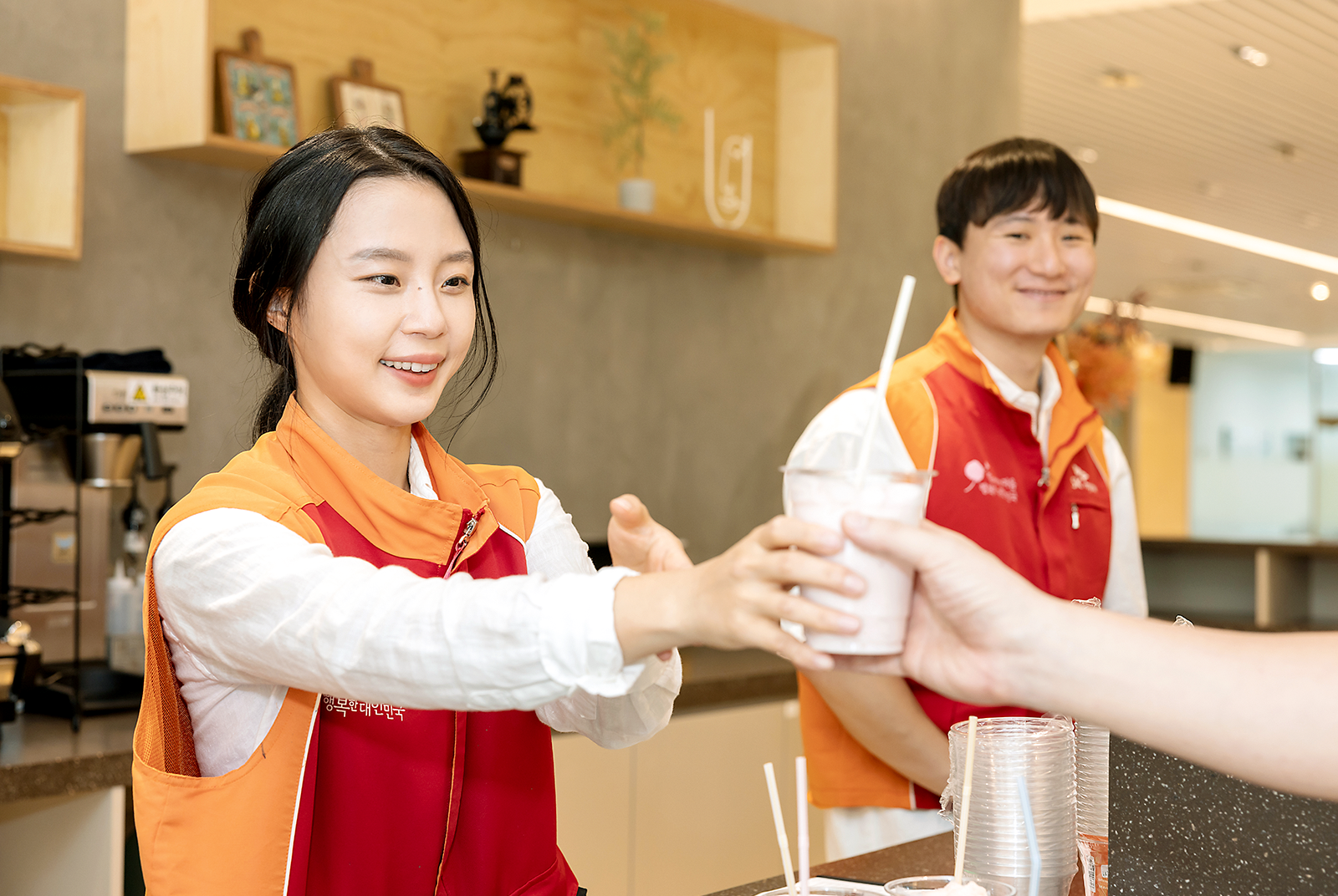 점심 시간을 활용해 사내 카페에서 음료 제조 봉사에 참여한 봉사단 (1).png