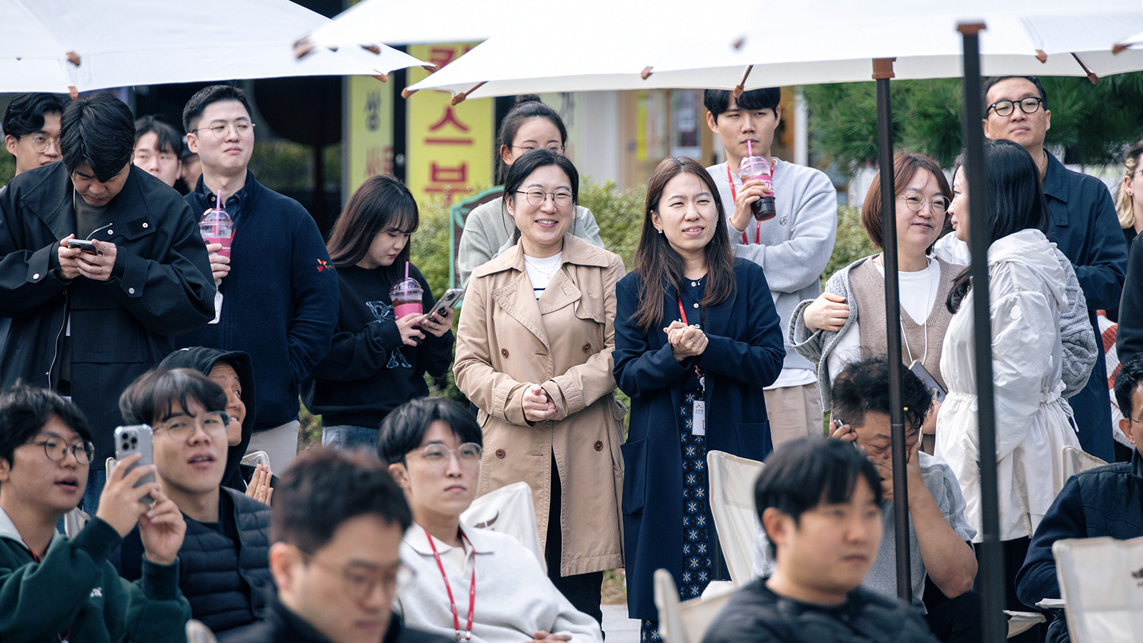 정자역 광장에 마련된 The 캠퍼스 비긴어게인 무대 앞에서 SK하이닉스 구성원들이 가수 이희주, 가수 윤마치의 공연을 관람하고 있다.